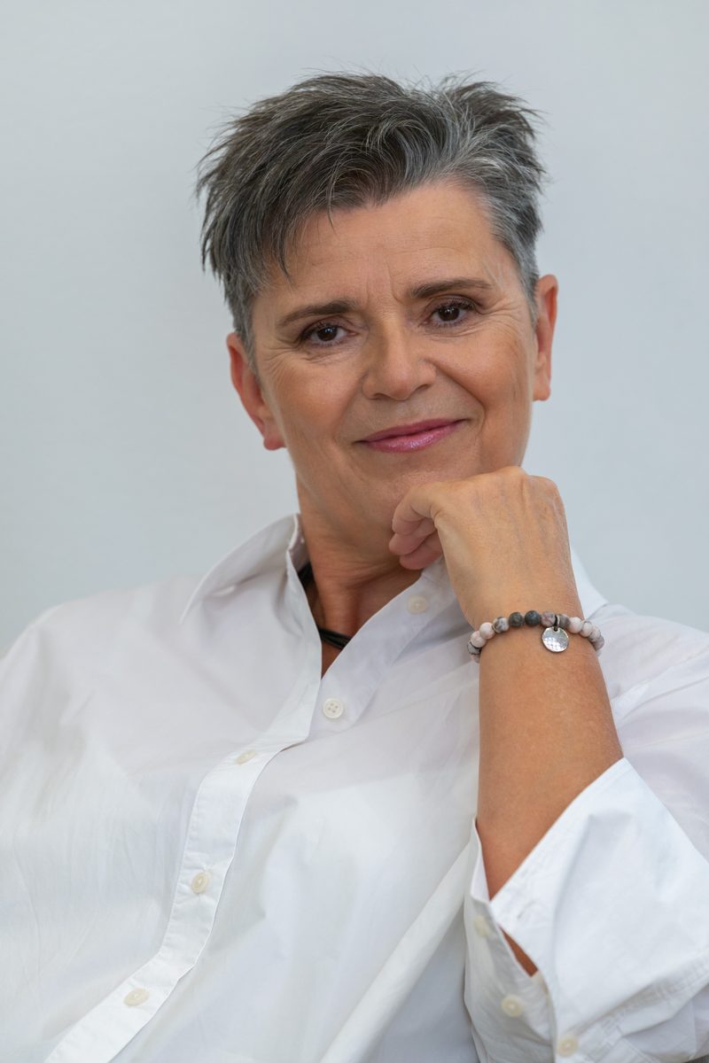 Nahaufnahme eines Businessportraits in weißer Bluse