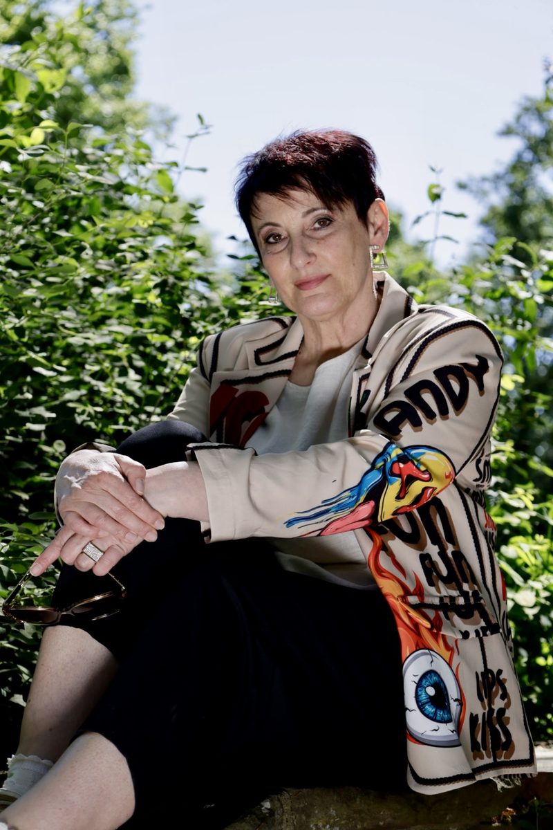 Portrait mit gemusterter Statement-Jacke im Grünen
