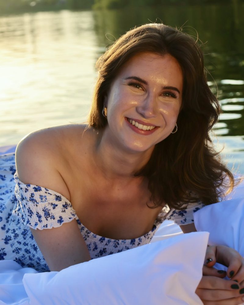 Lachendes Portrait am See im Abendlicht