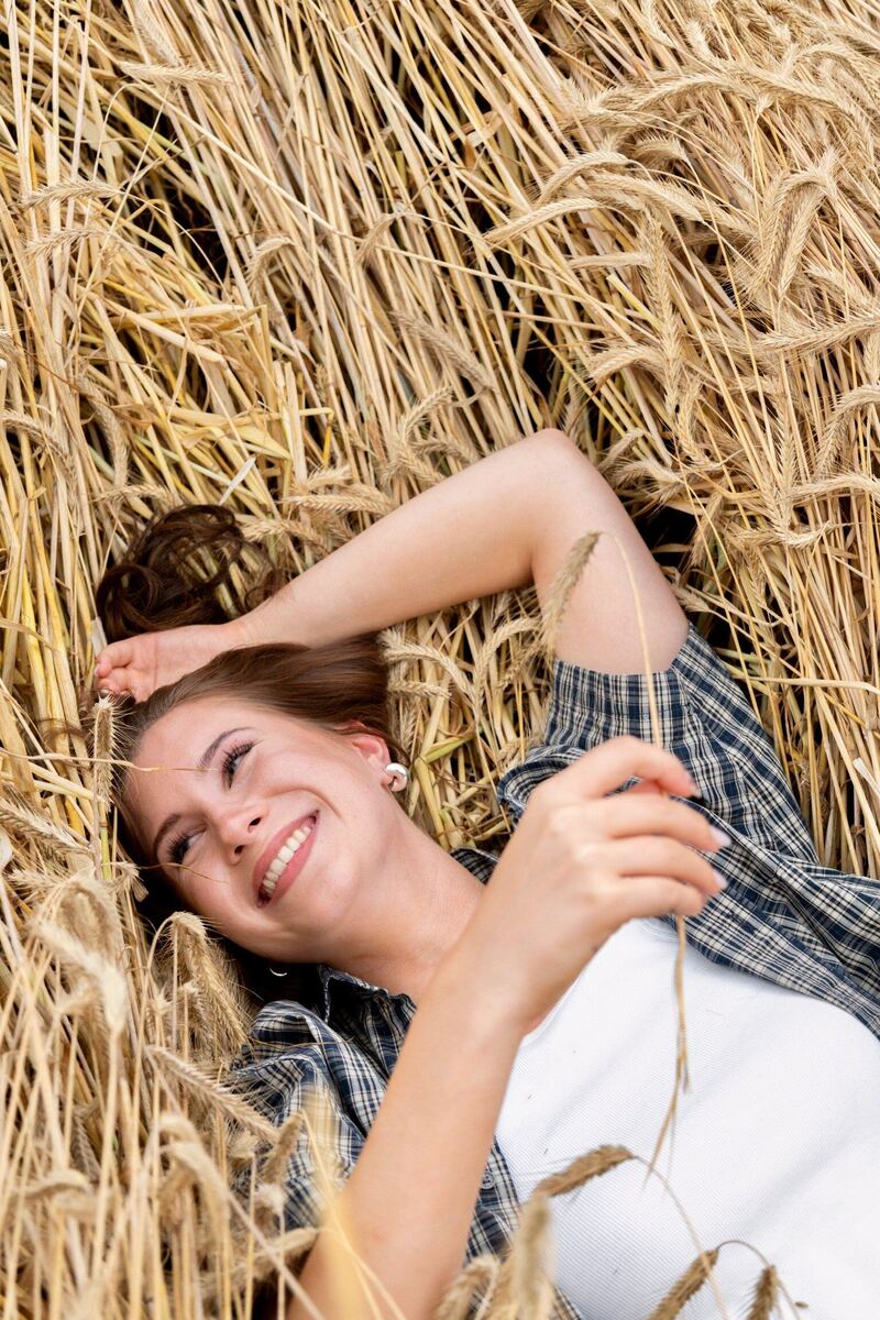 Lachendes Sommershooting im Getreidefeld
